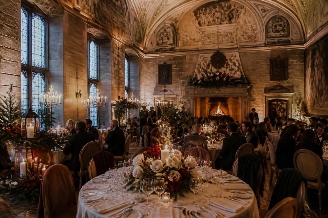 scopri come organizzare un matrimonio invernale in una dimora storica, con un'atmosfera suggestiva, i vantaggi unici e idee originali per l'allestimento.