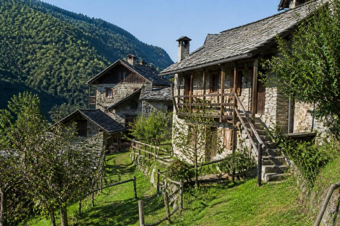 scopri come orientarti nel mercato delle dimore di campagna con la nostra guida su rustici e case in vendita in val luretta. trova la tua casa ideale immersa nella natura.